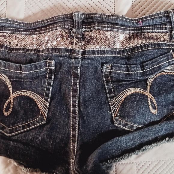 Wallflower Daisy Dukes - Picture 3 of 4